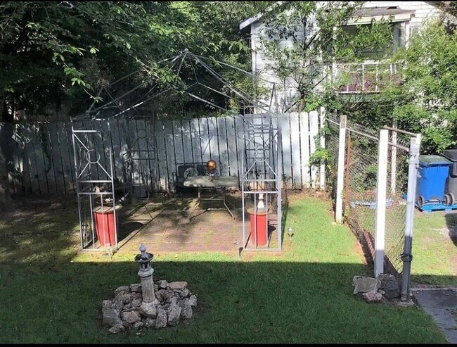 Building Photo - 3 bedroom 2 bath beautiful home with tons of character!