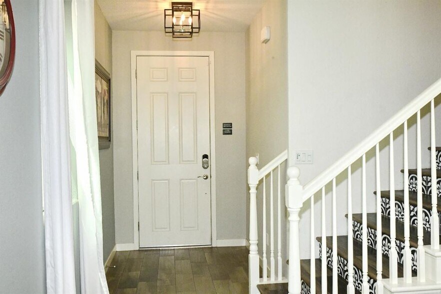 Building Photo - 2580 N McArthur Ave