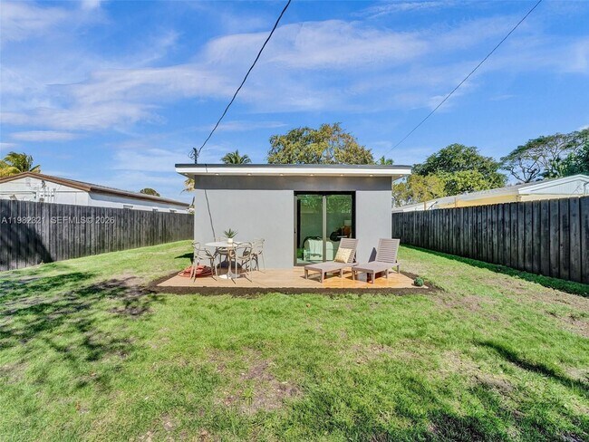 Building Photo - 2066 NE 174th St