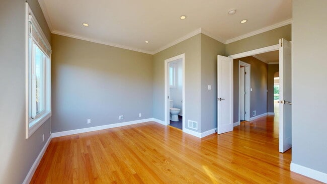 Building Photo - Charming, Renovated 3BR + Sunroom / 3.5 BA...