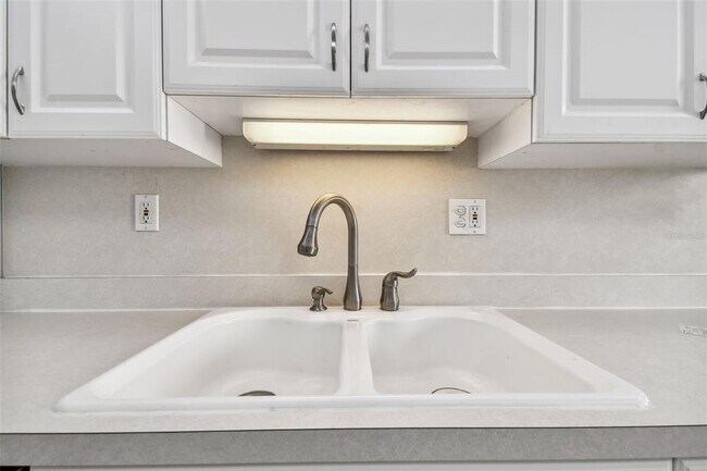 Building Photo - 2700 Cove Cay Dr