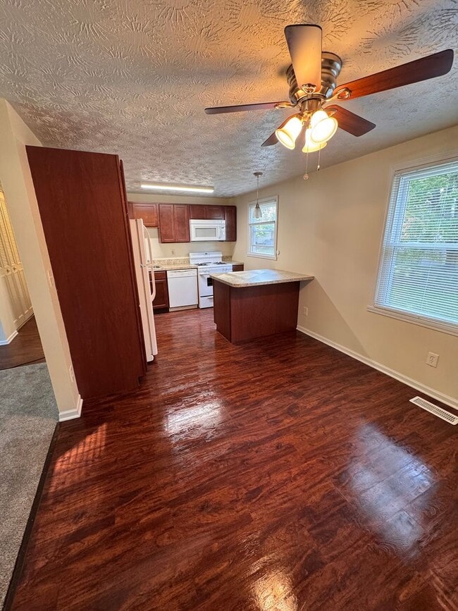 Building Photo - 3 Bedroom House
