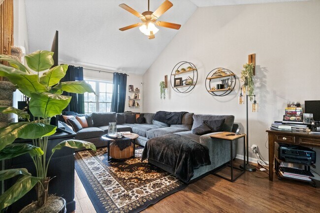 Building Photo - Lovely home in Peach Tree - Waiting for you to call home for the Holidays!