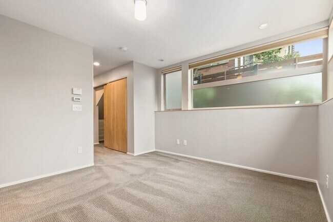 Building Photo - Gorgeous VIEW Townhome w/ 2 Master Suites in Coveted Eastlake