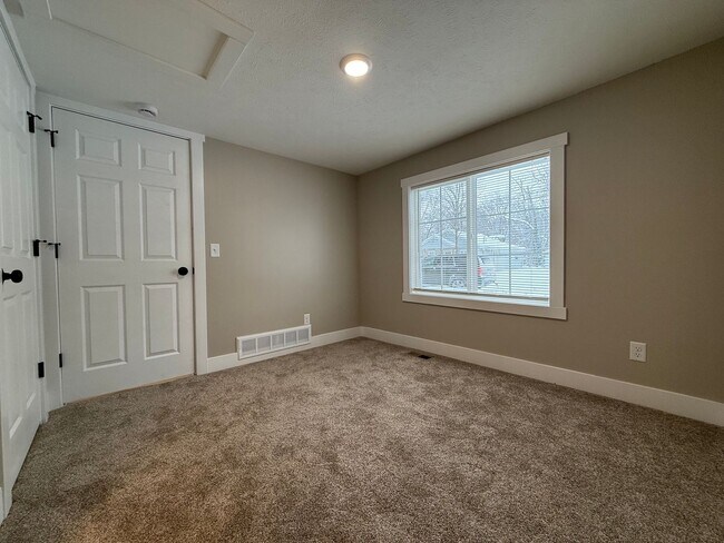 Building Photo - Like New! - 1 Bedroom Home in Muskegon