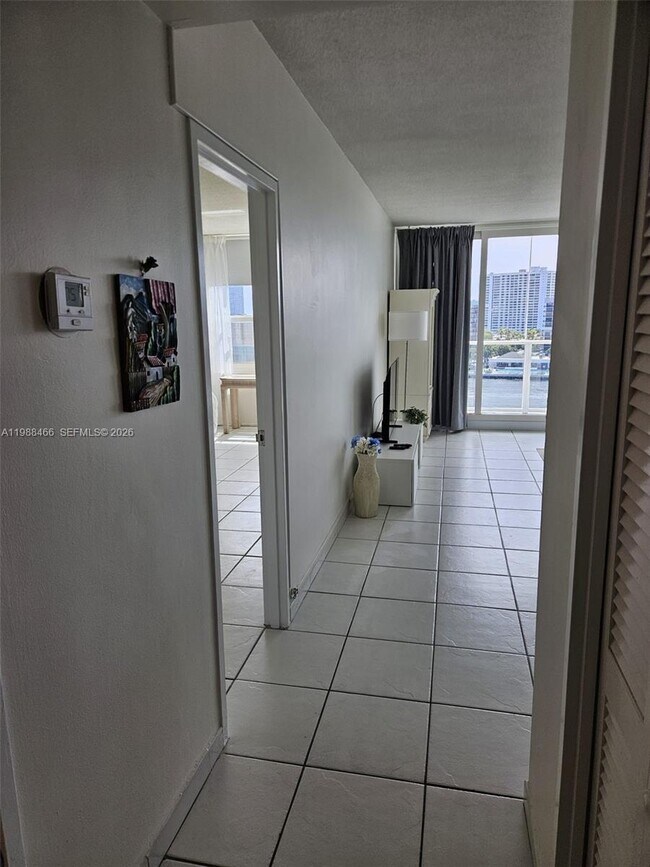 Building Photo - 3505 S Ocean Dr
