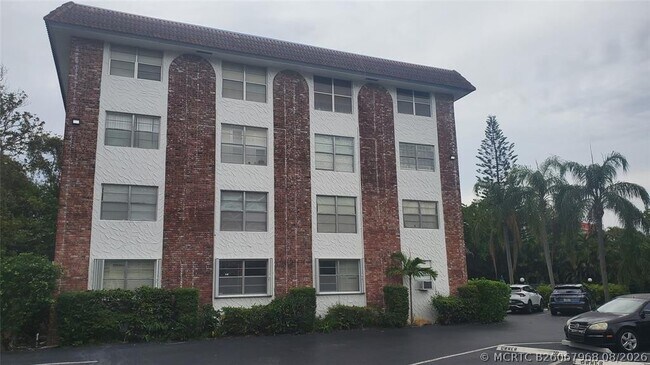 Building Photo - 3910 Crystal Lake Dr
