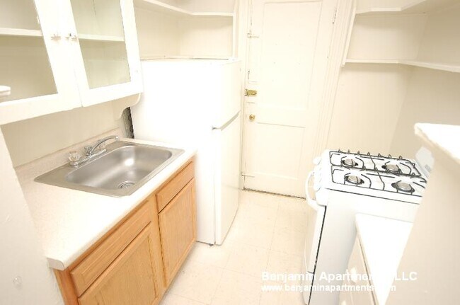 Building Photo - 231 Park Dr