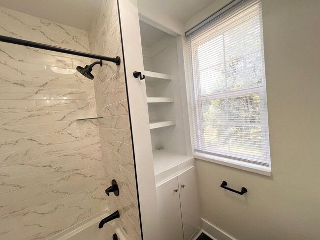 Building Photo - 810 Stonehenge Ave