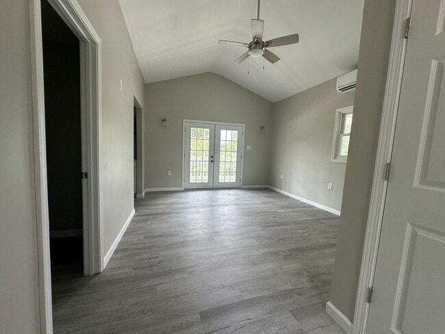 Building Photo - 607 New River Dr