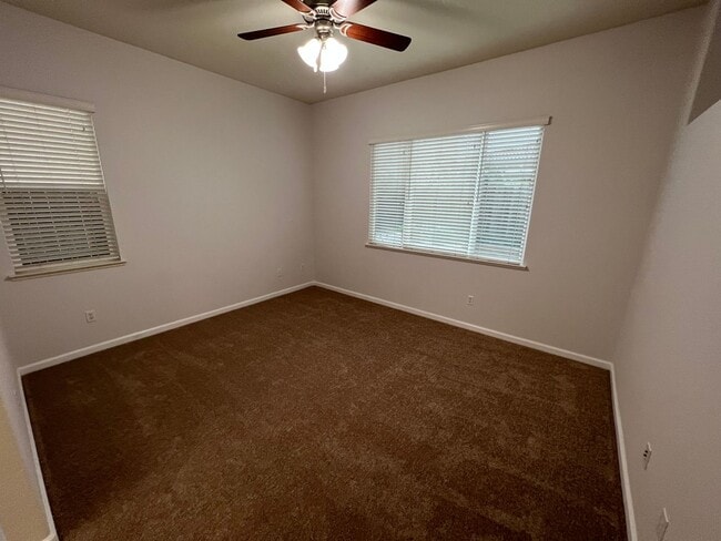 Building Photo - Lovely 3 Bedroom Low Maintenance Unit with New Flooring!