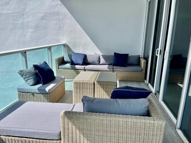 Building Photo - 100 Bayview Dr