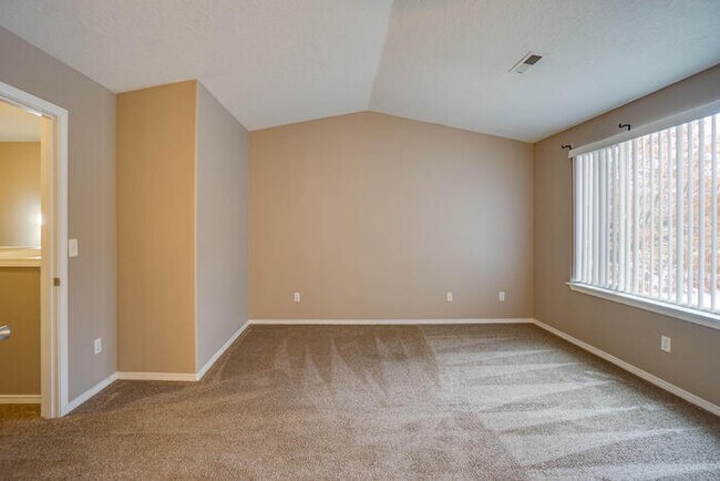 Building Photo - THREE BEDROOM TOWNHOME IN HAZEL DELL