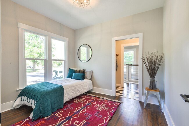 Building Photo - Beautifully remodeled 3 Bedroom Bungalow in Old Town