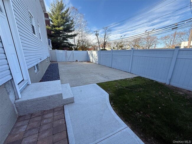 Building Photo - 123 Denton Ave