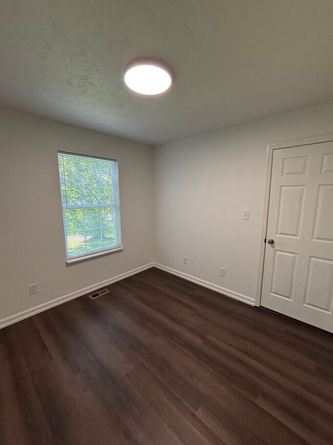 Building Photo - Freshly Renovated Cottage!