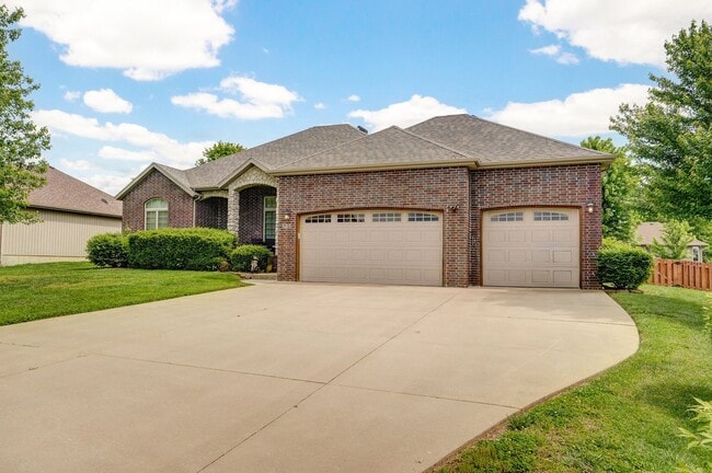 Building Photo - Stunning 4 Bedroom house for rent in Roger...