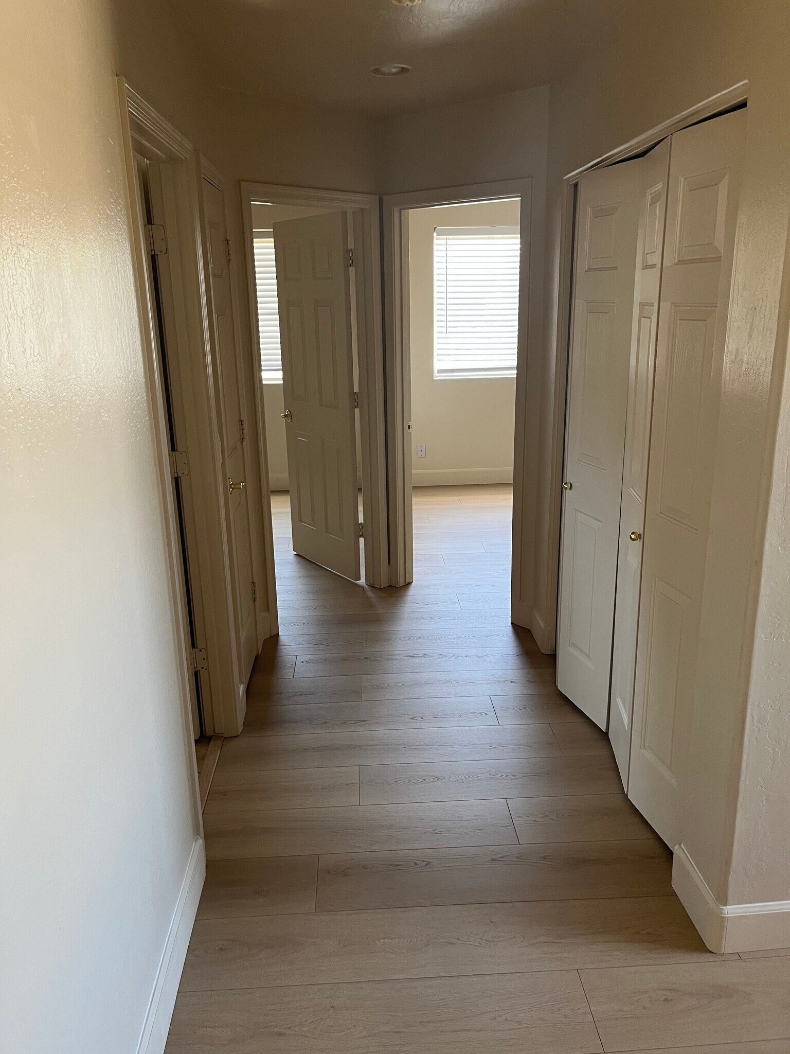 Hallway to Guest Bathroom, Laundry Closet, and 2 Guest Bedrooms - 140 W Beechnut Pl
