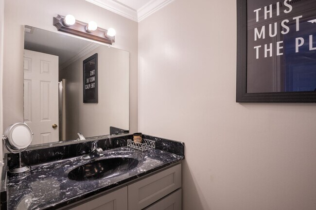 Building Photo - FURNISHED OFF-SEASON MONTHLY RENTAL-STARTING JANUARY 2026