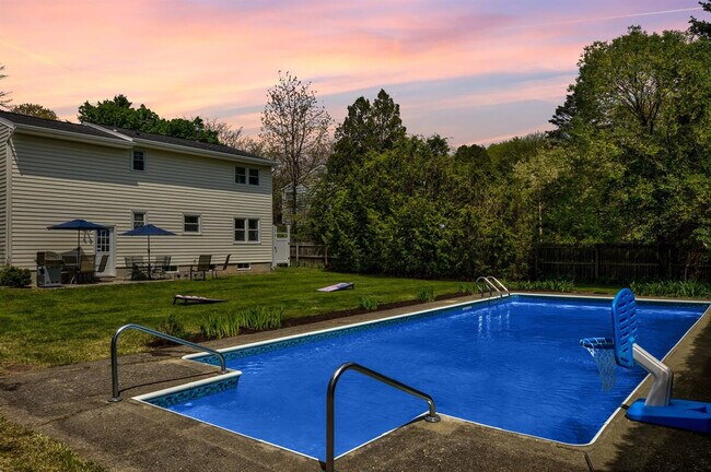 Building Photo - 10 James Dr