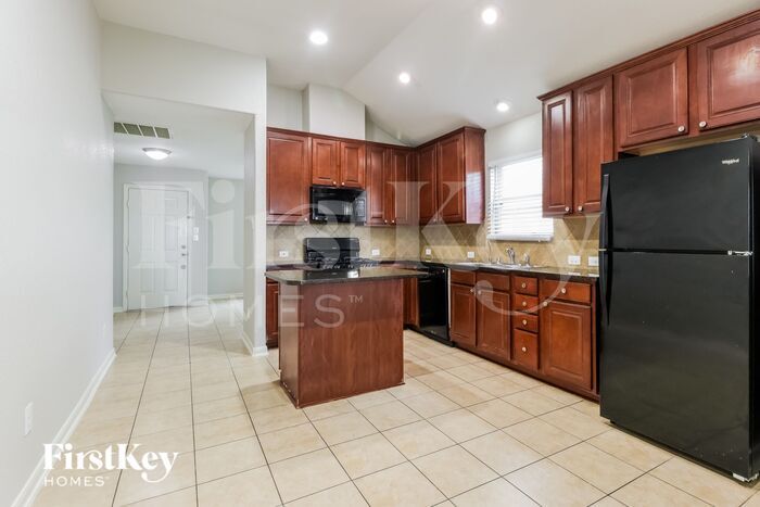 Building Photo - 9931 Fairlane Oaks Dr