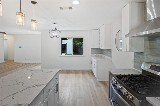 Building Photo - 3803 Alexandria Dr