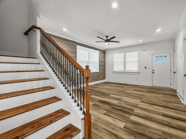 Building Photo - 214 Averill St