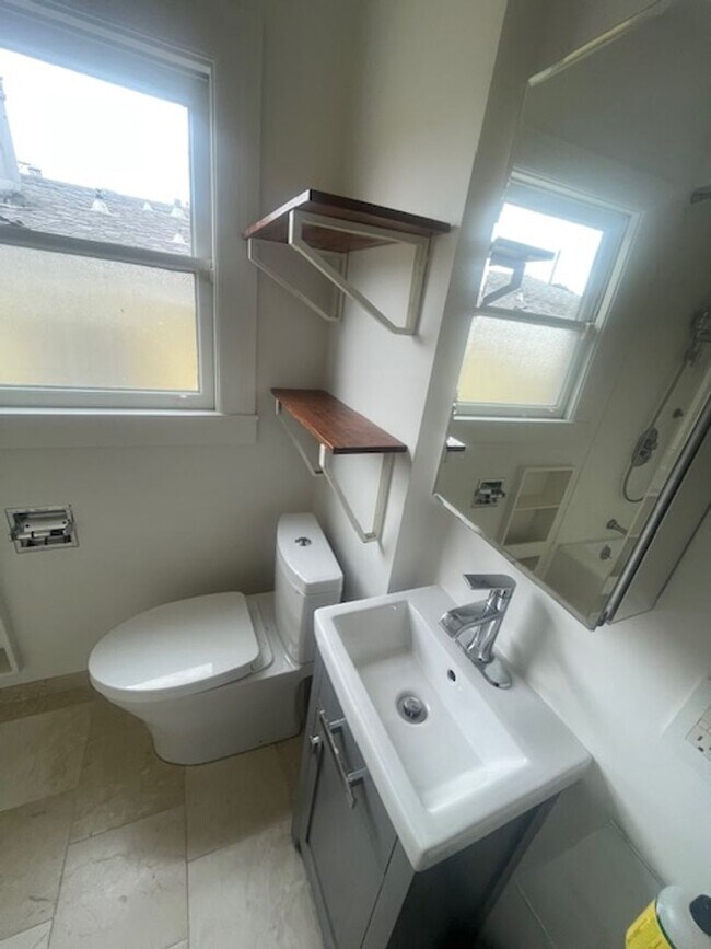 Building Photo - Great House in Oakland! 2 Beds, 1 Bath