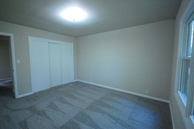 Building Photo - 3 Bedroom 2 Bathroom 2 Stall Attached Garage - Boone Iowa