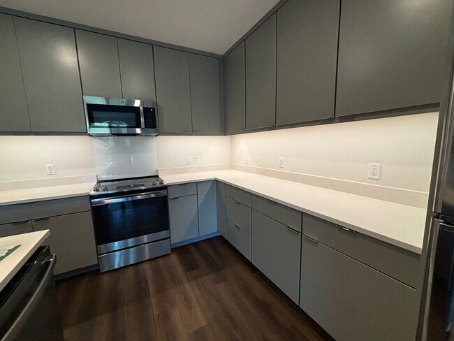 Building Photo - Spacious 1-Bed, 2-Bath + Den with Lake Vie...