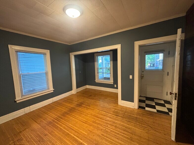 Building Photo - 5 Thayer St