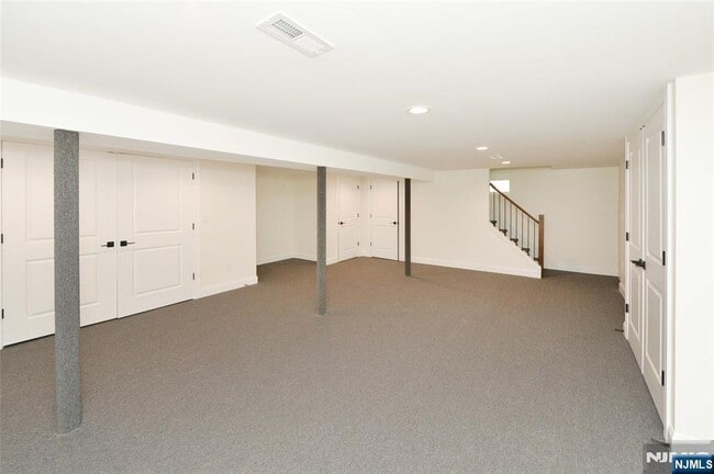Building Photo - 610-10 River Dr