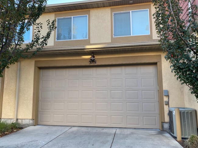 Building Photo - Mandrake Townhome