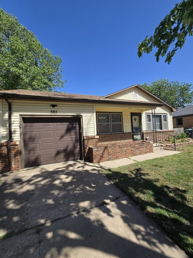 Building Photo - 902 N Colorado St