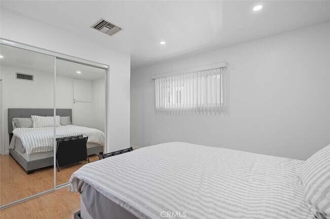 Building Photo - 5210 Ventura Canyon Ave