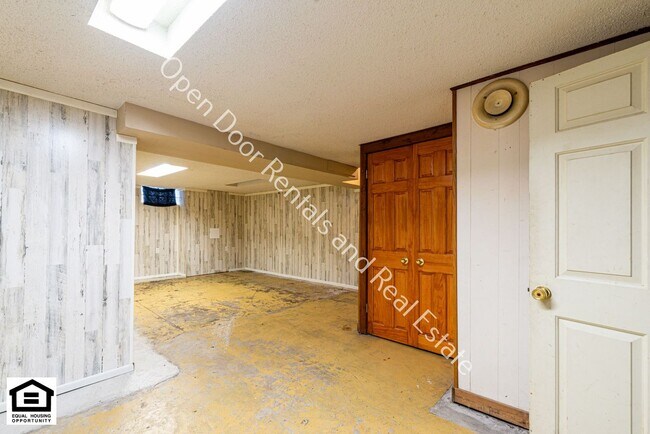 Building Photo - 114 W 2nd St