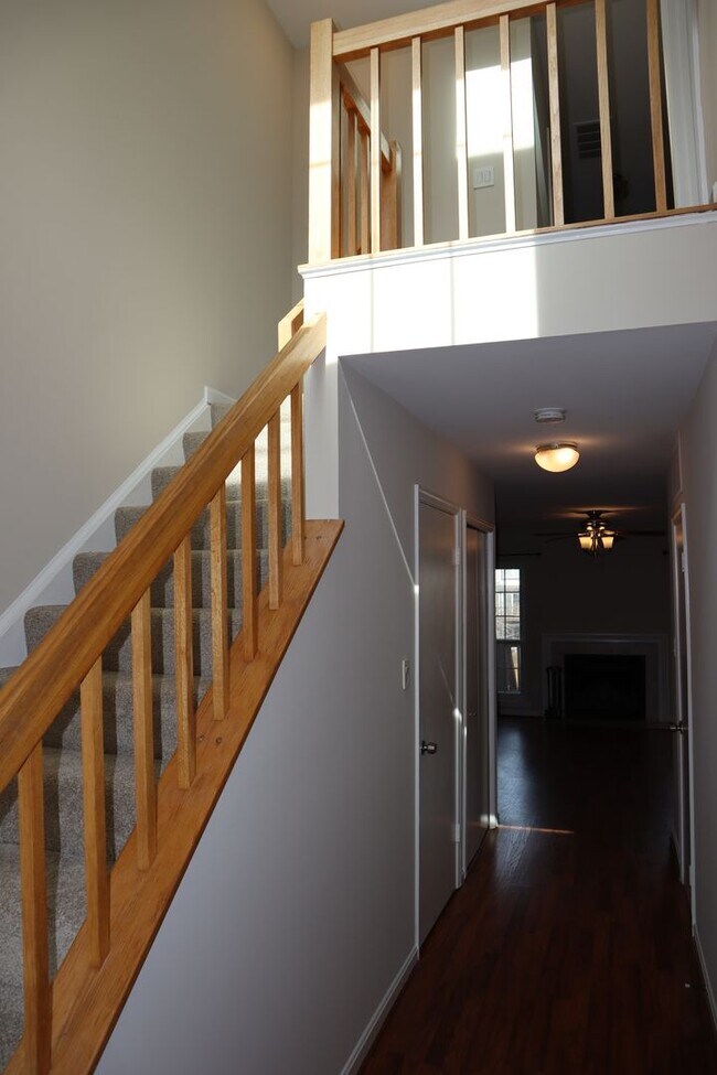 Building Photo - Charming Townhome Nestled in a Private Cul...