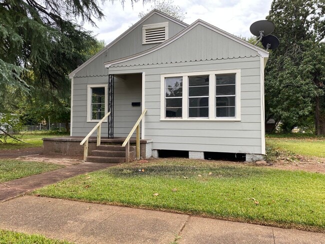 Building Photo - 1/2 OFF  FIRST MONTHS RENT LARGE REMODELED 2 BEDROOM HOUSE