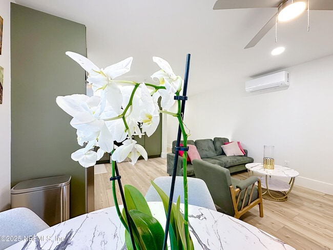 Building Photo - 912 St Johns Ave