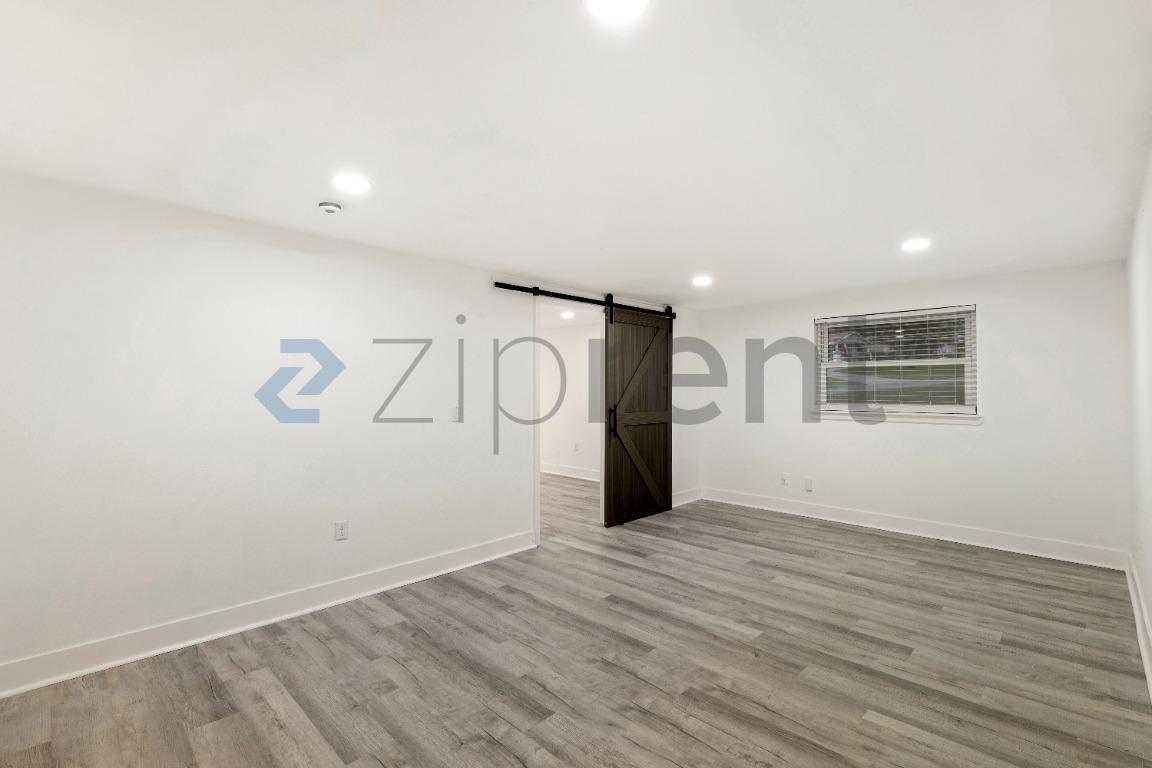 Building Photo - Unit
