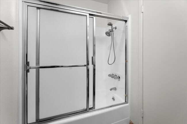 Building Photo - Bright Upper Level Encino Condo with Balcony, Fireplace, and Resort-Style Pool