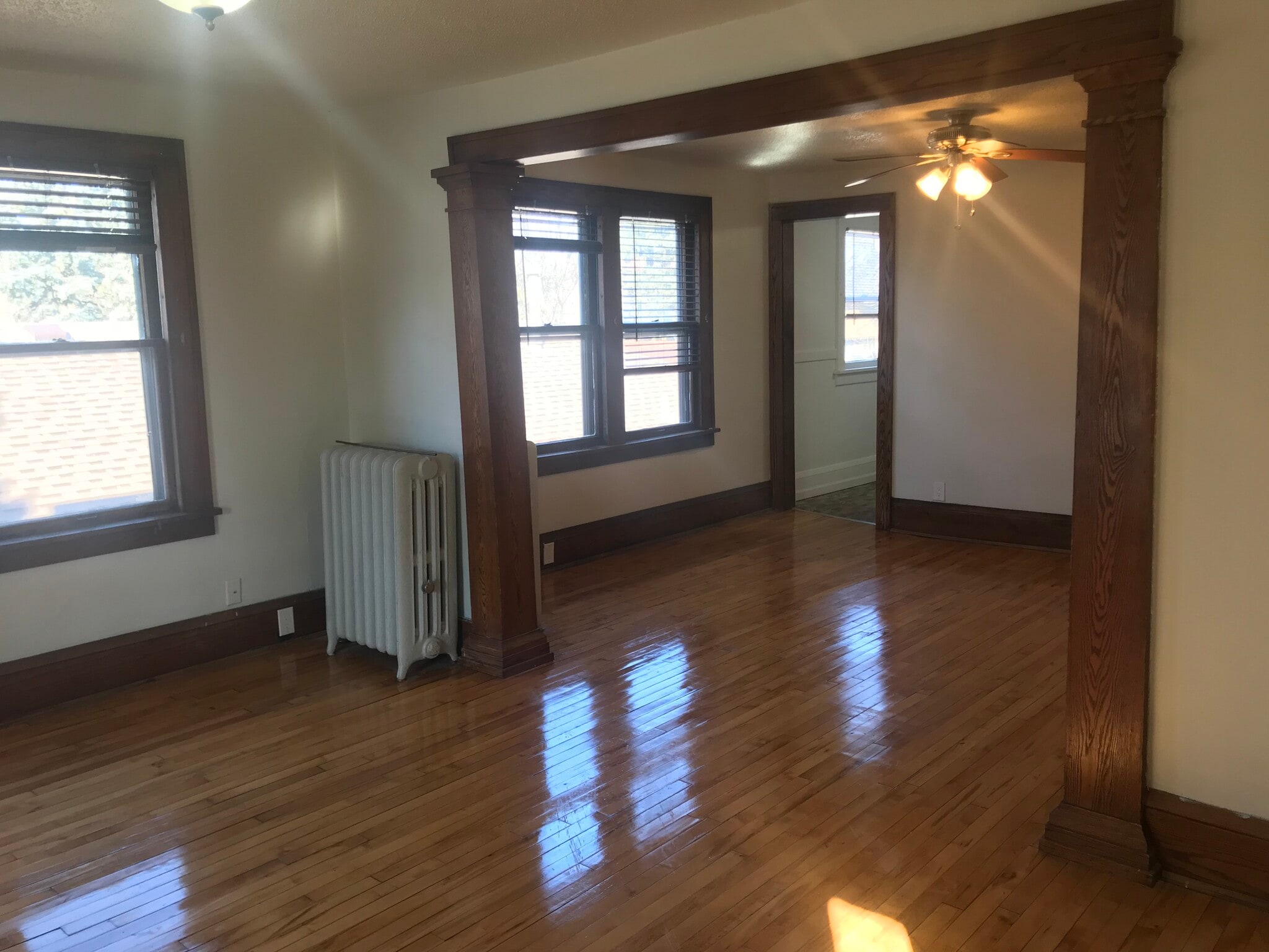Living/dining room with lots of natural light - 2917 S 31st Ave