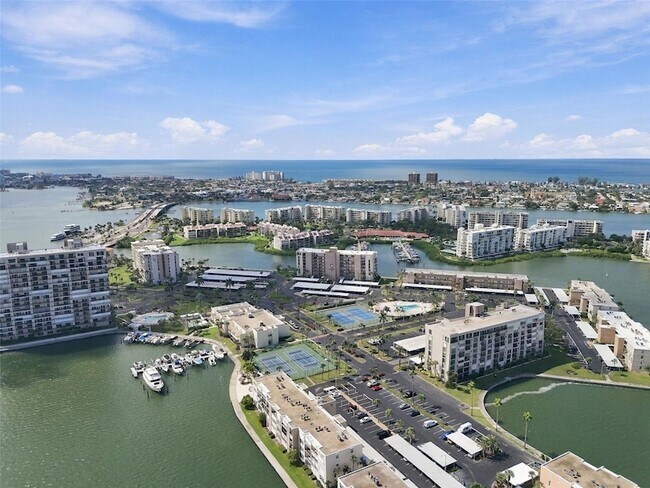 Building Photo - 7625 Sun Island Dr S