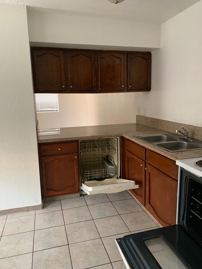 Building Photo - MUST SEE ONE BEDROOM TOWNHOME!