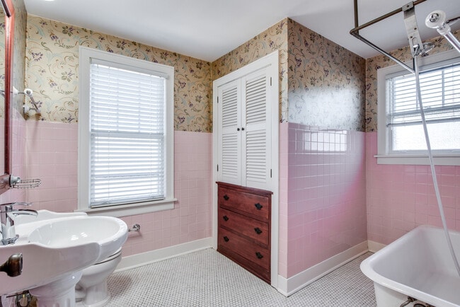 Building Photo - 826 N Center St