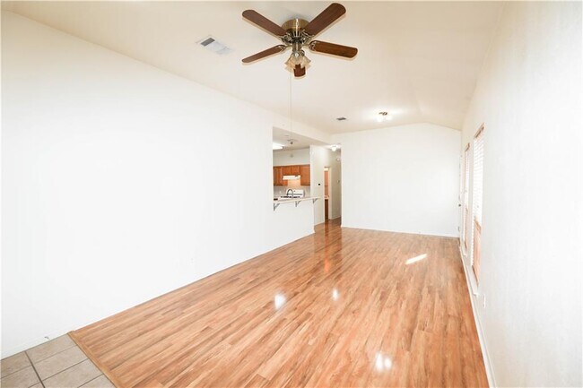 Building Photo - 611 Zennia St