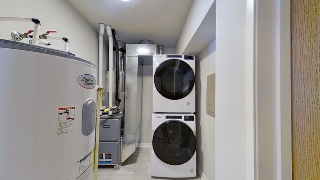 Building Photo - Like New Condo Style Lower 1 Bedroom 1 Bathroom Apartment is Available