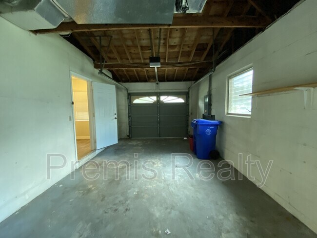 Building Photo - 1121 Mary Jane Ln
