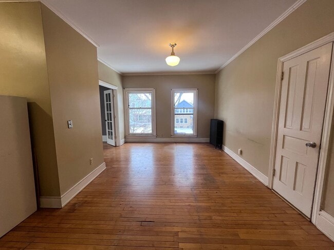 Building Photo - Adorable Two Bedroom Upper in Heritage Hill!