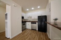 Building Photo - 1915 Greenwich St